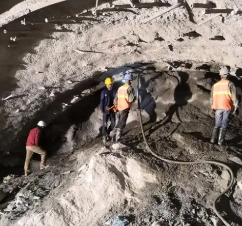 云阳拱顶带模注浆料的施工流程及注意事项